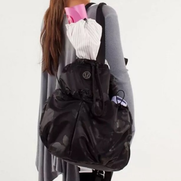Lululemon Bliss Gym Bag Yoga Bag Travel Bag Black Large!! - Picture 2 of 9